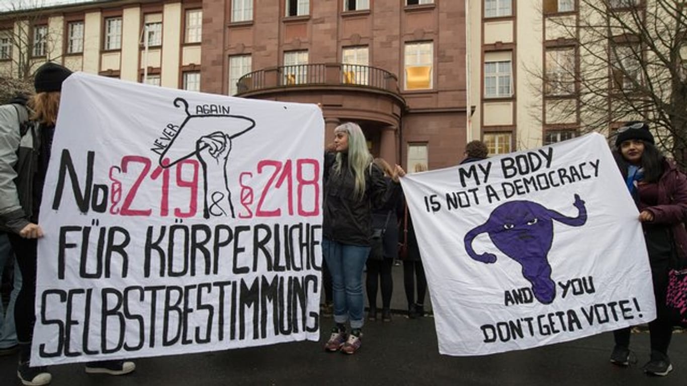 Demonstrantinnen fordern vor dem Amtsgericht in Gießen Änderungen im Abtreibungsrecht.