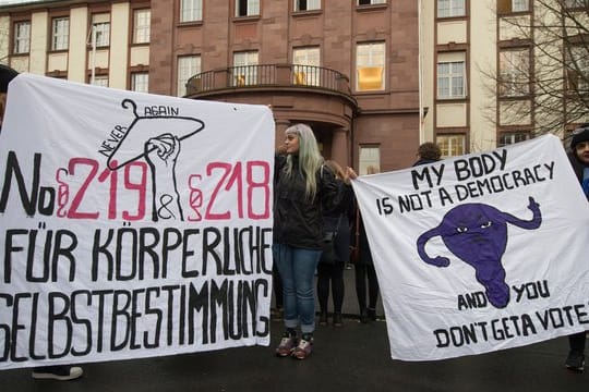 Demonstrantinnen fordern vor dem Amtsgericht in Gießen Änderungen im Abtreibungsrecht.