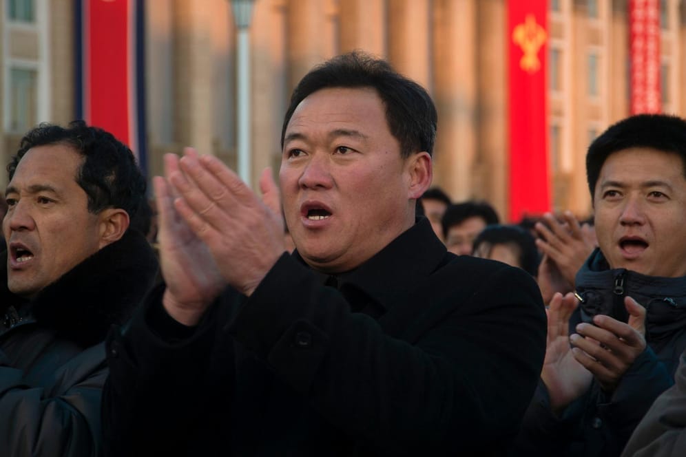 Applaus für die Rakete: Nordkoreaner nehmen an der Kundgebung zur Feier des jüngsten Raketentests ihrer Armee teil.