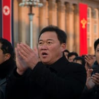 Applaus für die Rakete: Nordkoreaner nehmen an der Kundgebung zur Feier des jüngsten Raketentests ihrer Armee teil.