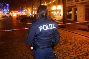 Polizistin in Potsdam: In der Nähe eines Weihnachtsmarktes wurde eine Bombenattrappe gefunden.