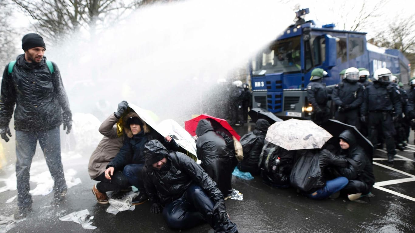 Wasser Marsch: Die Polizei löst mit einem Wasserwerfer eine Straßenblockade am Rande des AfD-Parteitages auf.