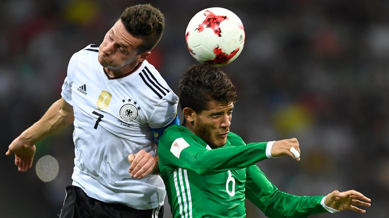 Bei der WM kommt es ein Jahr nach dem Halbfinale im Confed Cup zur Neuauflage des Duells Deutschland gegen Mexiko, hier Julian Draxler (l.) im Duell mit Jonathan dos Santos.