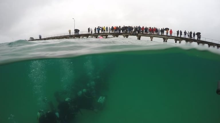 360 Taucher bilden unter Wasser am Rye-Pier der Halbinsel Mornington vor Melbourne eine mehr als 270 Meter lange submarine Menschenkette.