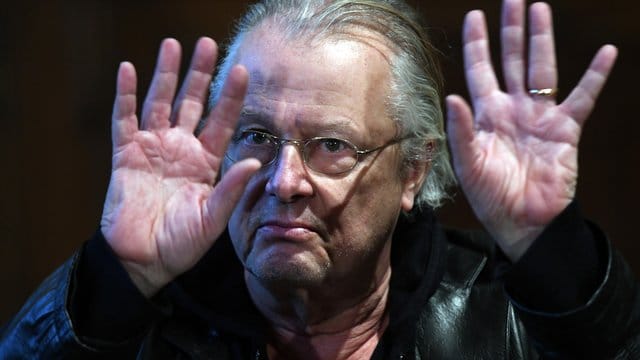Siebeneinhalb Stunden dauerte Castorfs "Les Misérables"-Inszenierung. Siebeneinhalb Stunden dauerte Castorfs "Les Misérables"-Inszenierung.