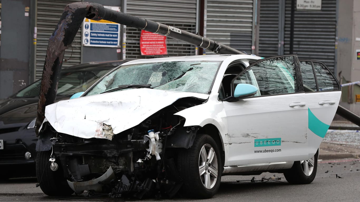 London, Stadtteil Brixton: Das Unfallfahrzeug, nachdem es mit mehreren Passanten kollidiert war.