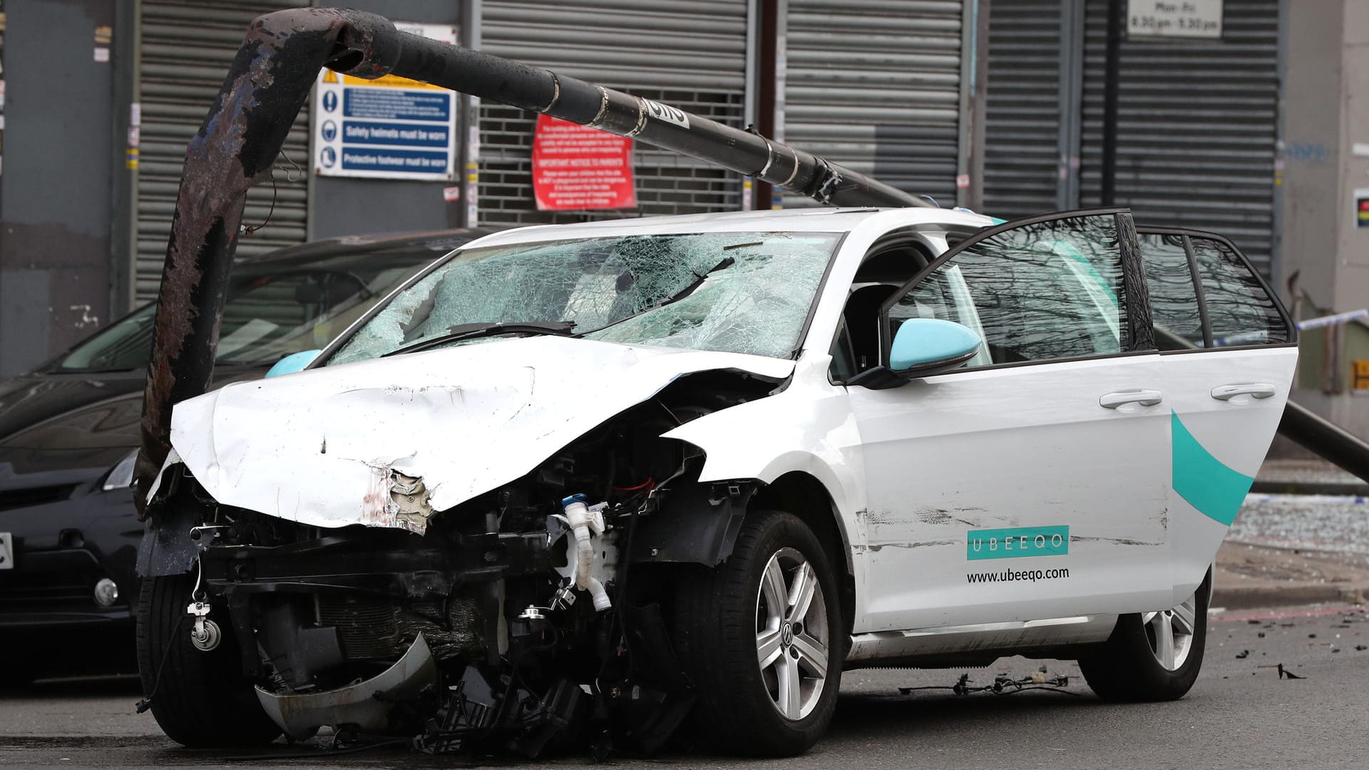 London, Stadtteil Brixton: Das Unfallfahrzeug, nachdem es mit mehreren Passanten kollidiert war. London, Stadtteil Brixton: Das Unfallfahrzeug, nachdem es mit mehreren Passanten kollidiert war.