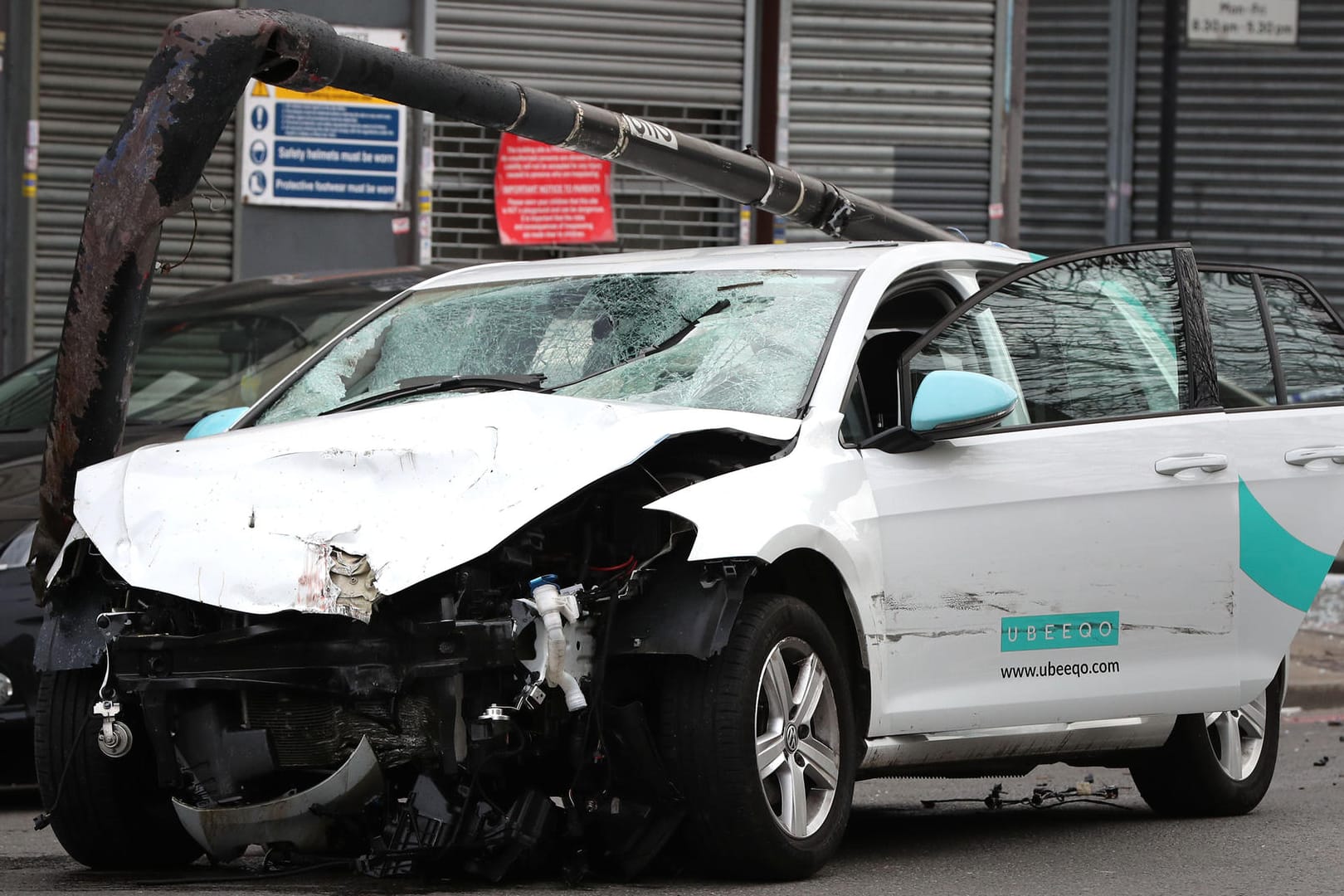 London, Stadtteil Brixton: Das Unfallfahrzeug, nachdem es mit mehreren Passanten kollidiert war.