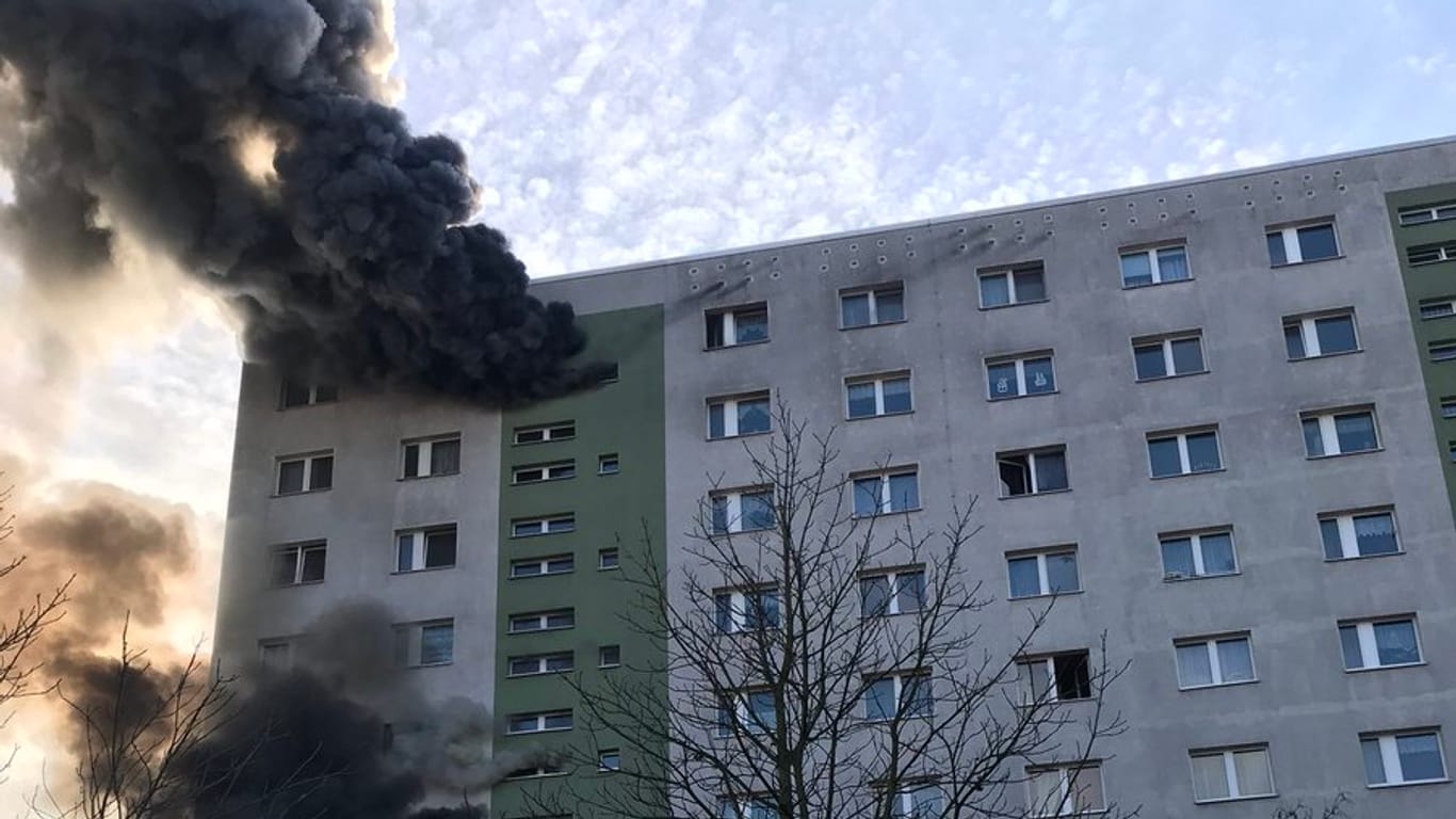Feuerwehreinsatz in Berlin-Biesdorf: Dichter Qualm steigt auf mehreren Etagen aus dem Hochhaus.