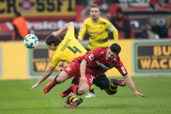 Leverkusens Kevin Volland (r.) und Neven Subotic von Dortmund prallen zusammen.