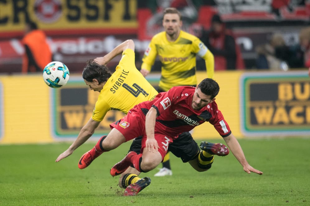 Leverkusens Kevin Volland (r.) und Neven Subotic von Dortmund prallen zusammen.