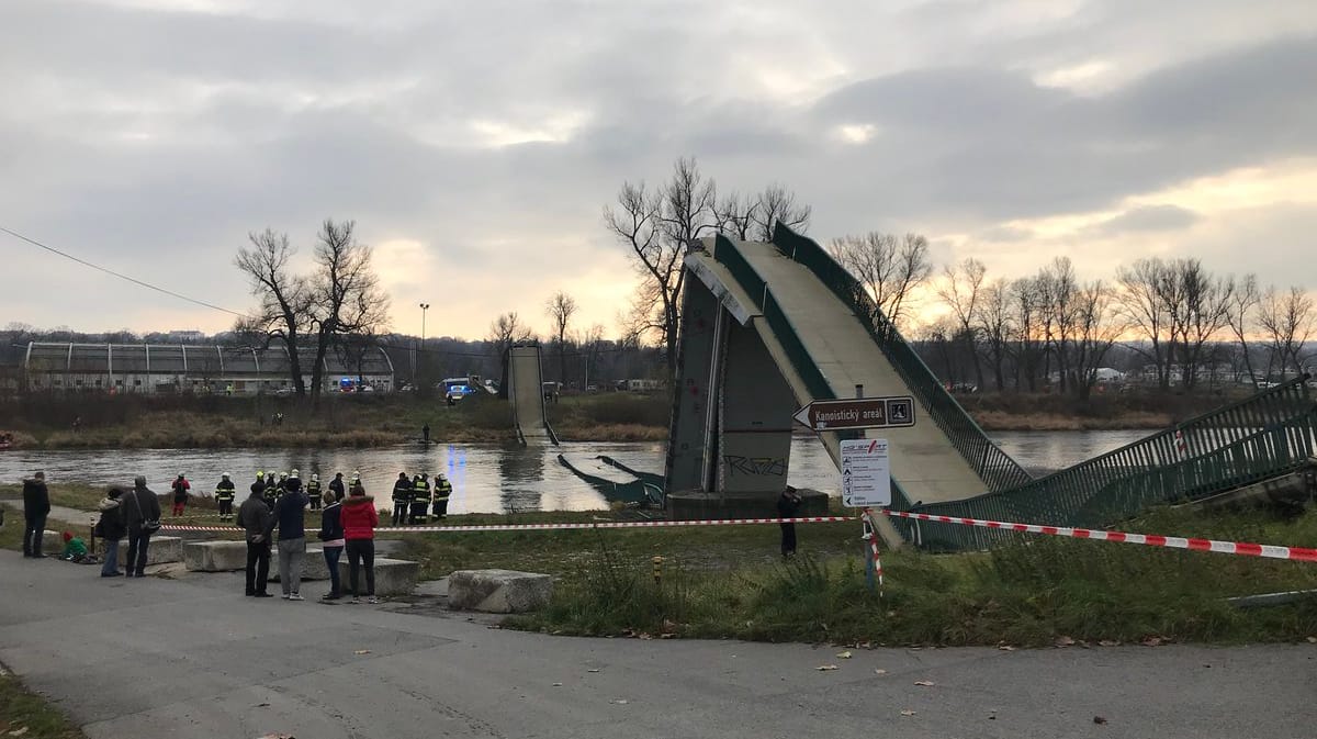 Zerstörte Brücke in Prag: Das Bauwerk krachte am Samstag in die Moldau.