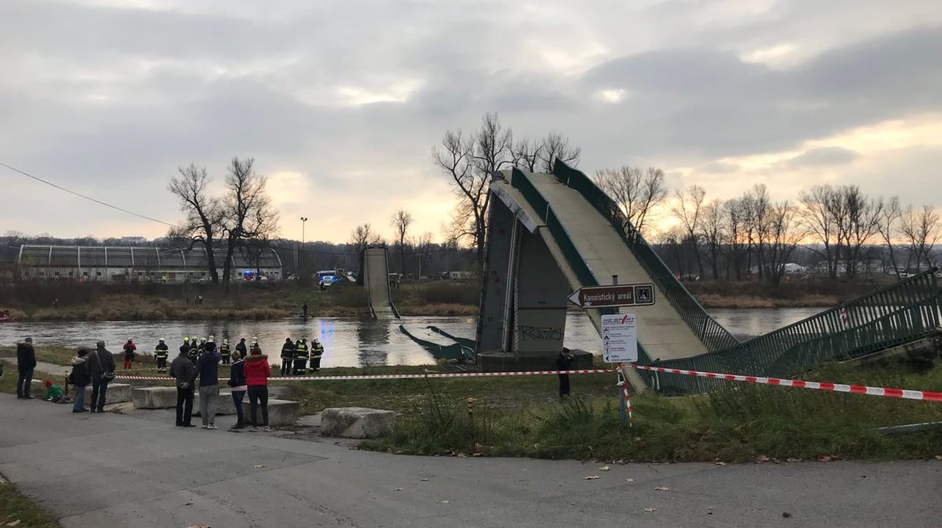 Zerstörte Brücke in Prag: Das Bauwerk krachte am Samstag in die Moldau.