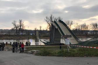 Zerstörte Brücke in Prag: Das Bauwerk krachte am Samstag in die Moldau.