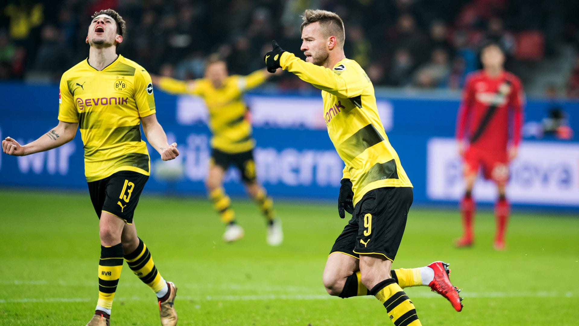 Andrey Yarmolenko (r.) und Raphael Guerreiro jubeln über den Dortmunder Ausgleich zum 1:1.