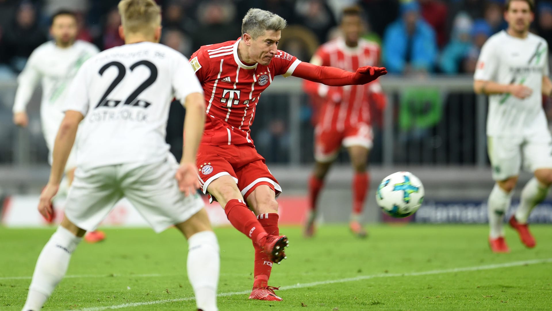 Abgebrüht: Robert Lewandowski im Angriff gegen Hannover.
