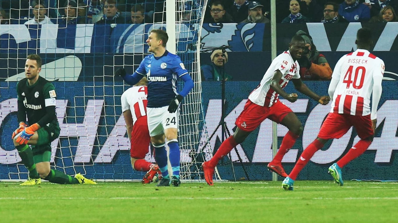 Kölns Guirassy (2. v. r.) jubelt über sein Tor gegen Schalke.