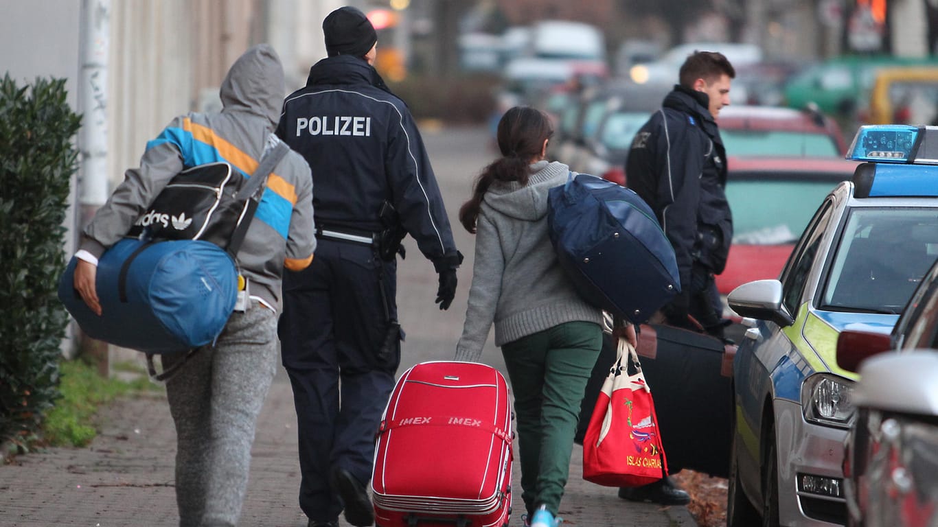 Solche Bilder will der Innenminister am liebsten vermeiden: Abgelehnte Asylbewerber werden von Polizisten zum Flughafen begleitet.