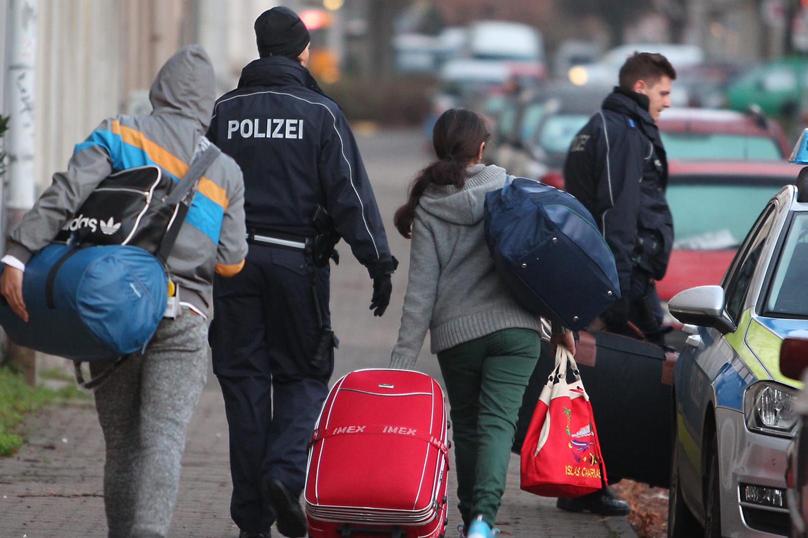 Solche Bilder will der Innenminister am liebsten vermeiden: Abgelehnte Asylbewerber werden von Polizisten zum Flughafen begleitet.