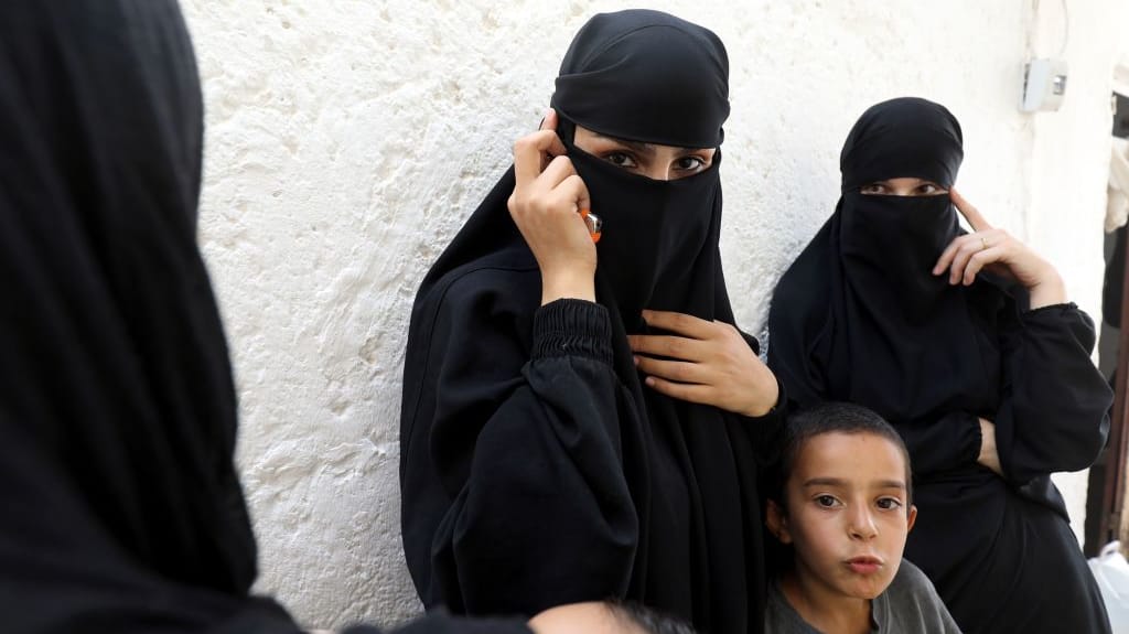 Weibliche Familienangehörige von IS-Kämpfern in Syrien: Der Verfassungsschutz will aus Irak und Syrien zurückkehrende IS-Anhängerinnen beobachten. Weibliche Familienangehörige von IS-Kämpfern in Syrien: Der Verfassungsschutz will aus Irak und Syrien zurückkehrende IS-Anhängerinnen beobachten.