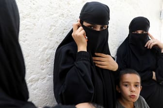 Weibliche Familienangehörige von IS-Kämpfern in Syrien: Der Verfassungsschutz will aus Irak und Syrien zurückkehrende IS-Anhängerinnen beobachten.