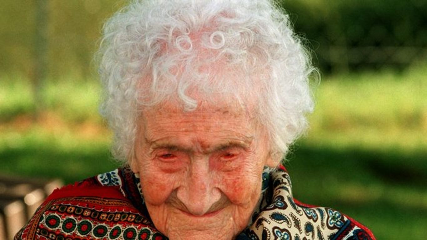 Die "älteste Frau der Welt", Jeanne Calment, die in einem Altersheim in Arles lebte, sitzt am 18.