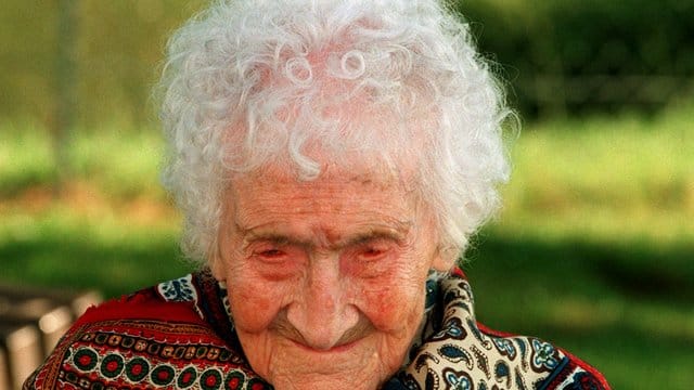 Die "älteste Frau der Welt", Jeanne Calment, die in einem Altersheim in Arles lebte, sitzt am 18. Die "älteste Frau der Welt", Jeanne Calment, die in einem Altersheim in Arles lebte, sitzt am 18.