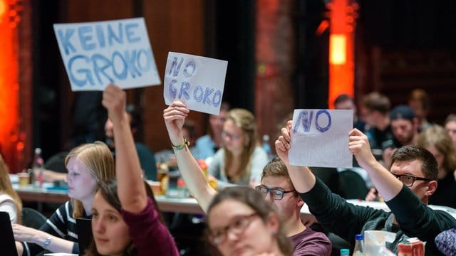 "Keine GroKo": Delegierte des Juso-Bundeskongresses zeigen Martin Schulz während seiner Rede, was sie von einer großen Koalition halten. "Keine GroKo": Delegierte des Juso-Bundeskongresses zeigen Martin Schulz während seiner Rede, was sie von einer großen Koalition halten.