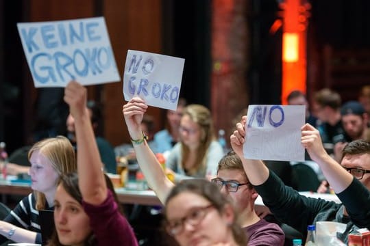 "Keine GroKo": Delegierte des Juso-Bundeskongresses zeigen Martin Schulz während seiner Rede, was sie von einer großen Koalition halten.
