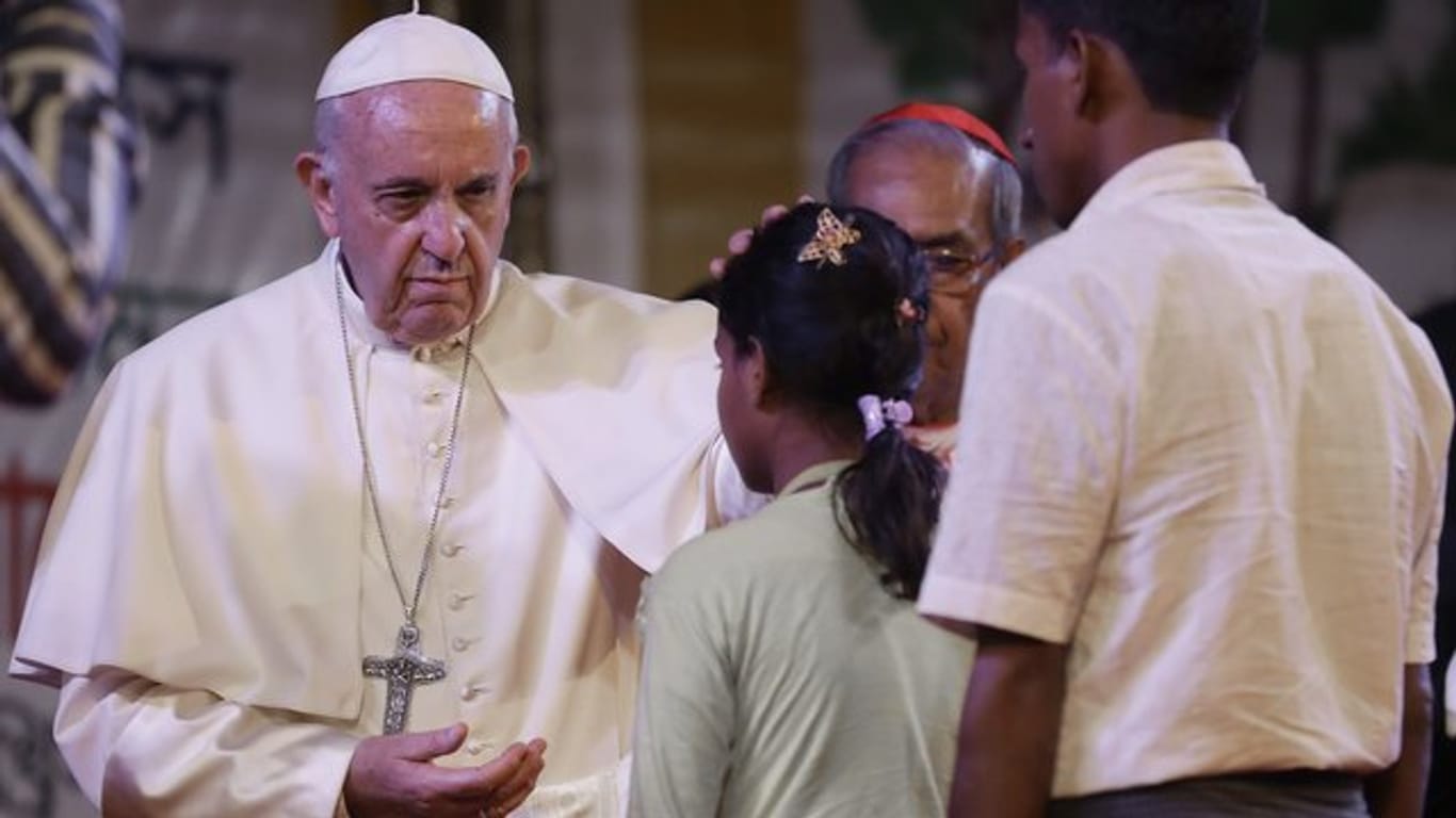 Papst Franziskus trifft Rohingya-Flüchtlinge: Das Kirchenoberhaupt hat seinen zögerlichen Umgang mit der Krise um die Flüchtlinge auf seiner Asien-Reise verteidigt.