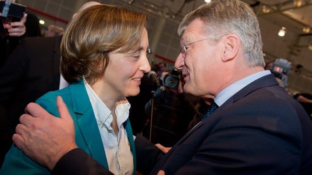 Gratulation: Beatrix von Storch freut sich nach ihrer Wahl zur Beisitzerin mit AfD-Chef Jörg Meuthen. Gratulation: Beatrix von Storch freut sich nach ihrer Wahl zur Beisitzerin mit AfD-Chef Jörg Meuthen.