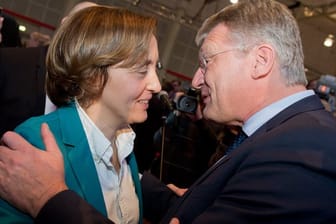 Gratulation: Beatrix von Storch freut sich nach ihrer Wahl zur Beisitzerin mit AfD-Chef Jörg Meuthen.