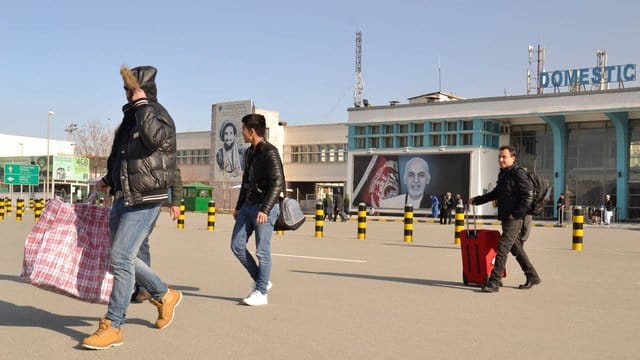 Nach dem Abschiebeflug: Ein Gruppe junger Männer verlässt das Flughafengebäude in Kabul. Nach dem Abschiebeflug: Ein Gruppe junger Männer verlässt das Flughafengebäude in Kabul.