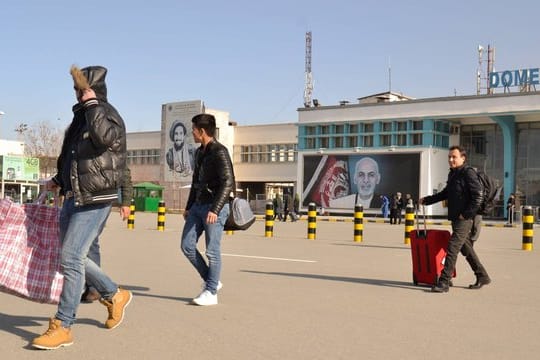 Nach dem Abschiebeflug: Ein Gruppe junger Männer verlässt das Flughafengebäude in Kabul.