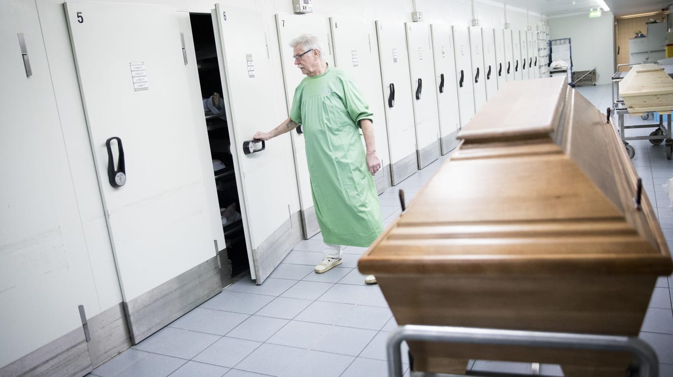 Leichenkühlfächer im Hamburger Institut für Rechtsmedizin: Viele Tote in Deutschland werden nur oberflächlich untersucht.