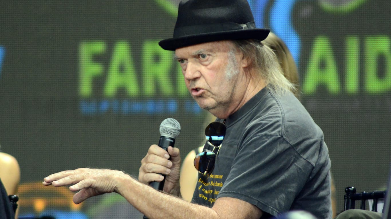 Neil Young: Der Sänger übt auf seinem neuen Album wieder Kritik gegen Trump.