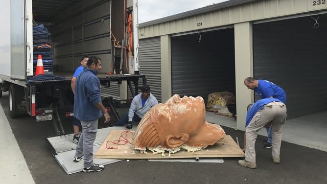 Fast hundert Jahre nach den Dreharbeiten des Stummfilms "Die zehn Gebote" haben Archäologen den monumentalen Kopf einer "Sphinx" ausgegraben, die zu den damaligen Kulissen gehörte. Fast hundert Jahre nach den Dreharbeiten des Stummfilms "Die zehn Gebote" haben Archäologen den monumentalen Kopf einer "Sphinx" ausgegraben, die zu den damaligen Kulissen gehörte.