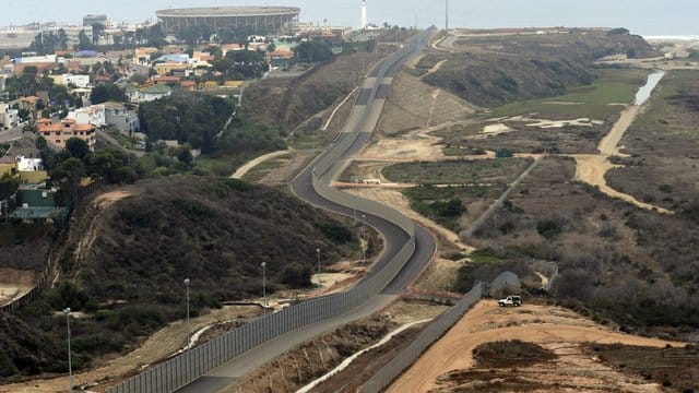 Grenze zwischen Mexiko und Kalifornien: Hier will Donald Trump noch einmal kräftig dazubauen - möglicherweise aber mit US-Steuergeldern finanziert. Grenze zwischen Mexiko und Kalifornien: Hier will Donald Trump noch einmal kräftig dazubauen - möglicherweise aber mit US-Steuergeldern finanziert.