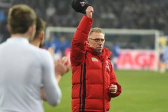 Peter Stöger zieht seine Mütze vor den FC-Fans nach einem der besten Auftritte der Kölner in dieser Saison beim 2:2 auf Schalke.