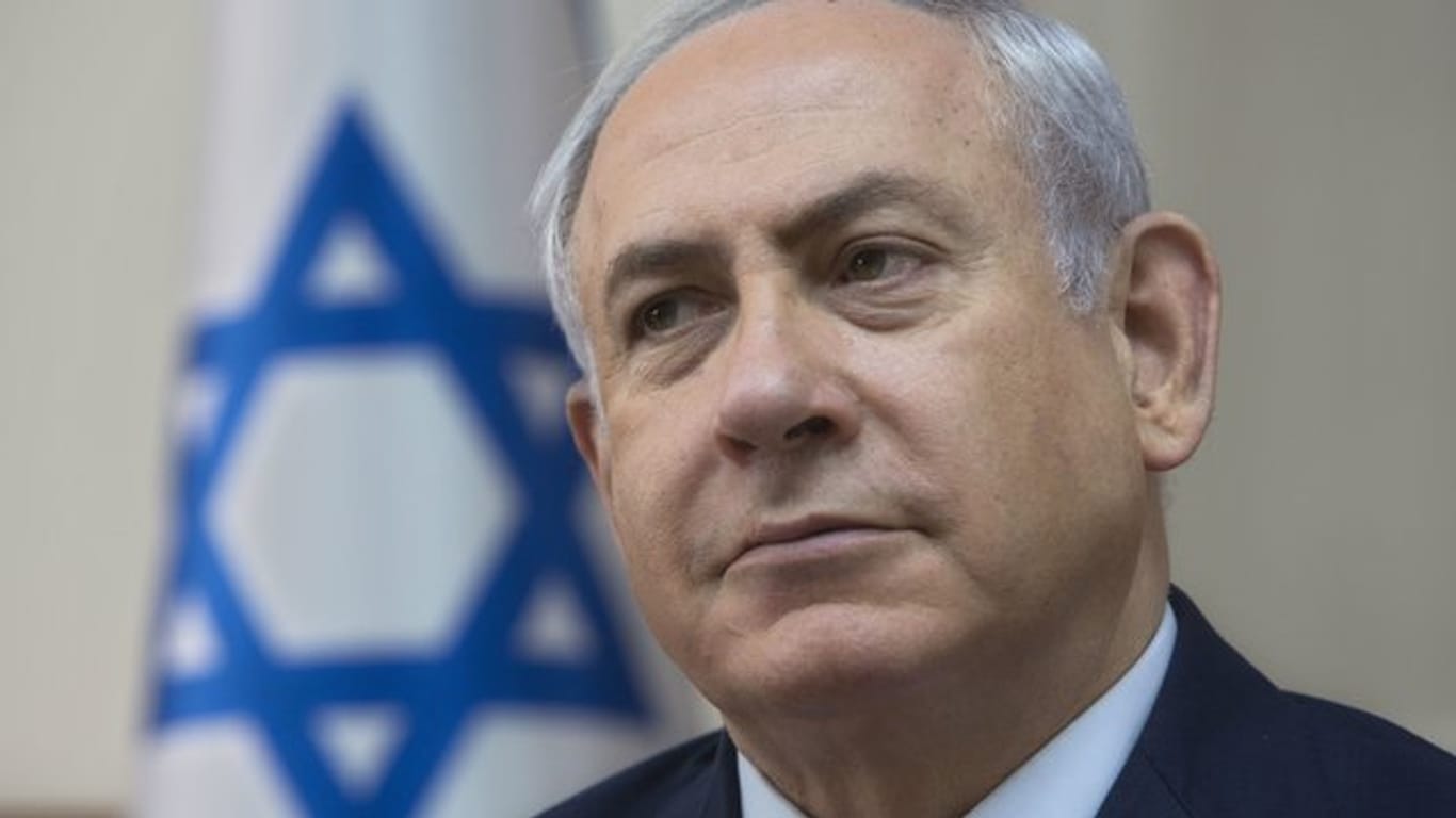 Dem israelischen Ministerpräsident Benjamin Netanjahu wird vorgeworfen, in zwei Korruptionsfälle verwickelt zu sein.