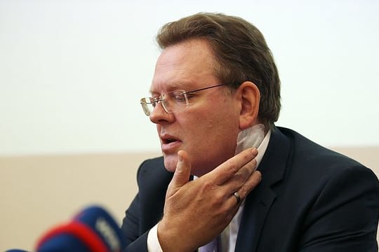 Andreas Hollstein, der Bürgermeister von Altena, macht die anonyme Hetze im Internet für den Messerangriff mitverantwortlich.