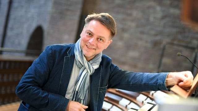 Michael Kaufmann an der Orgel.