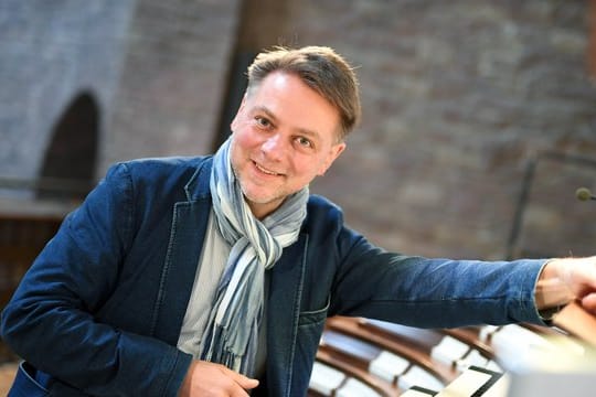 Michael Kaufmann an der Orgel.
