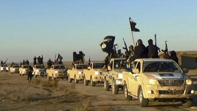 Ein Fahrzeugkonvoi mit IS-Mitgliedern auf dem Weg von Al-Rakka (Syrien) in den Irak. Ein Fahrzeugkonvoi mit IS-Mitgliedern auf dem Weg von Al-Rakka (Syrien) in den Irak.