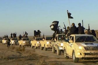 Ein Fahrzeugkonvoi mit IS-Mitgliedern auf dem Weg von Al-Rakka (Syrien) in den Irak.