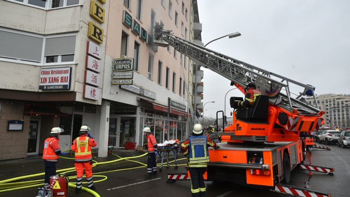 Feuerwehrleute sind in Saarbrücken im Einsatz.