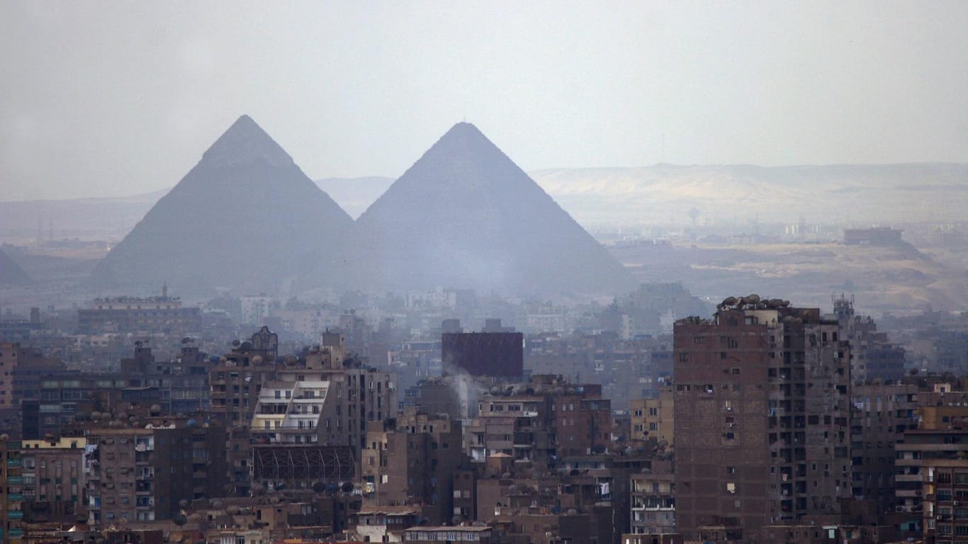 Pyramiden von Gizeh im Dunst überragen Kairo.