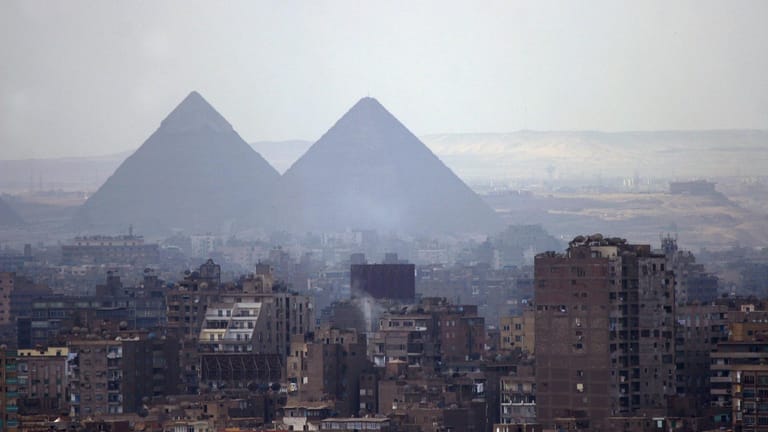 Pyramiden von Gizeh im Dunst überragen Kairo.