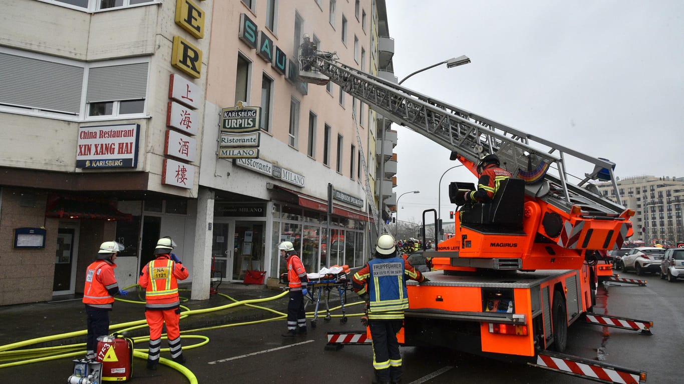 Saarbrücken am Sonntagnachmittag: Mit Drehleitern befreit die Feuerwehr eingeschlossene Menschen aus einem brennenden Wohnaus.