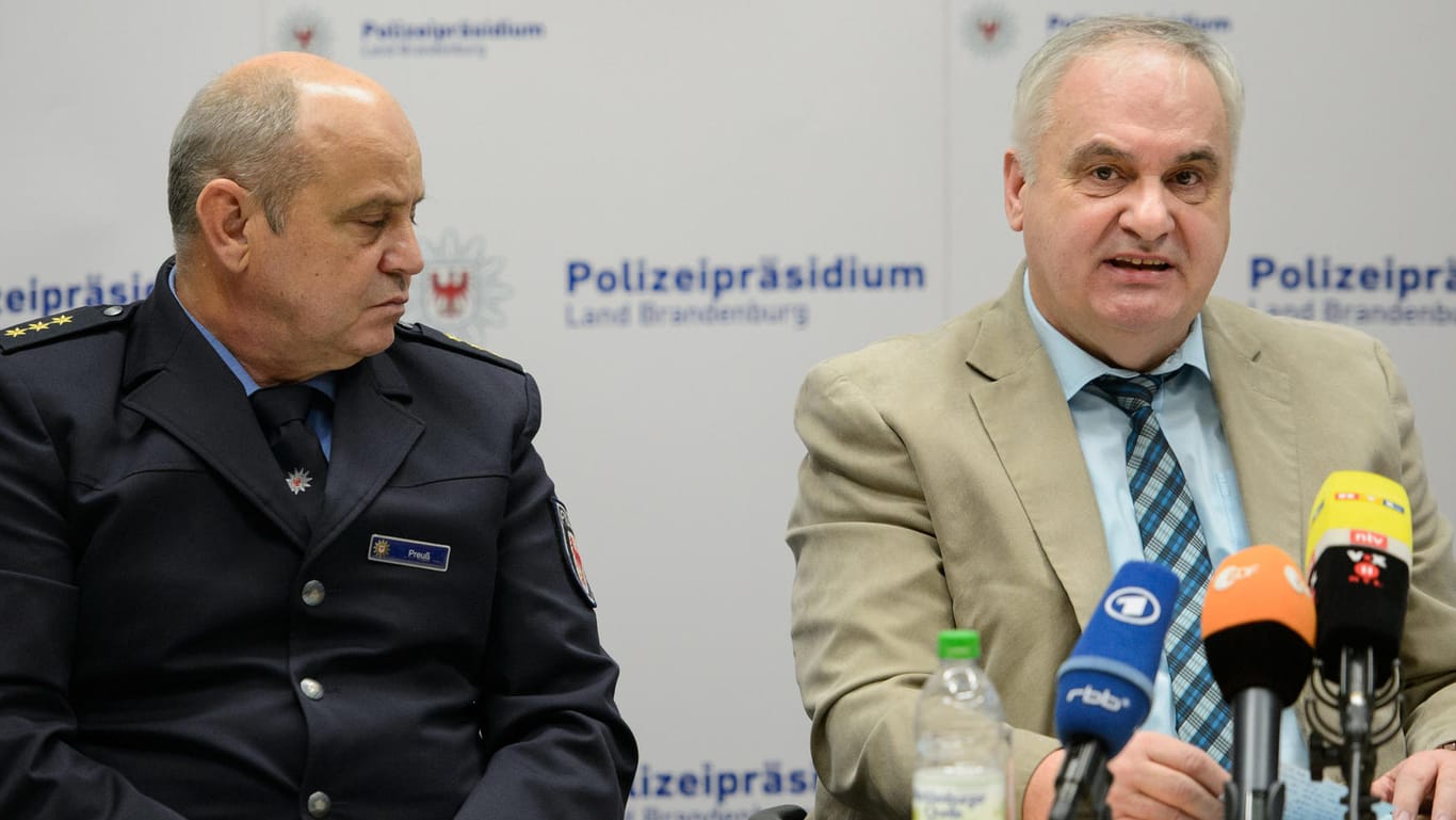 Polizeiführer Jörn Preuß (l-r) und der Polizeipräsident des Landes Brandenburg, Hans-Jügen Mörke, bei einer Pressekonferenz in Potsdam.